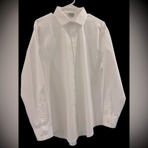 White Kenneth Cole Reaction Slim Fit men’s dress shirt. 16 1/2 x 32/33. Like new